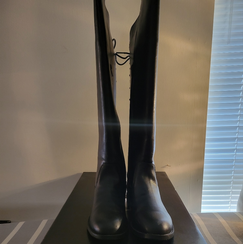 Black boot, size 7.5